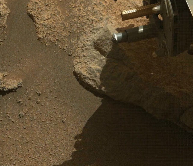 Robot NASA trên sao Hỏa phun đá để thoát 'nghẹn' Picture 1