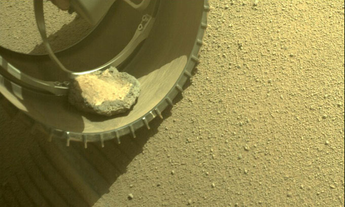 Picture 1 of Rock 'hitchhiking' robot probes Mars for 4 months