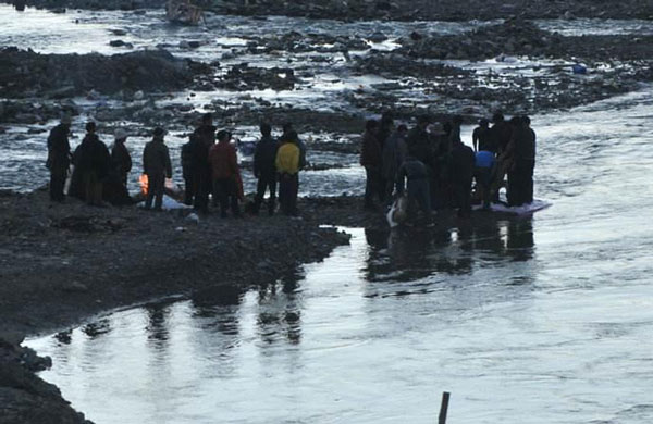 Picture 4 of Sacred lake in China: 800,000 tons of shrimp and fish but no one dares to catch it