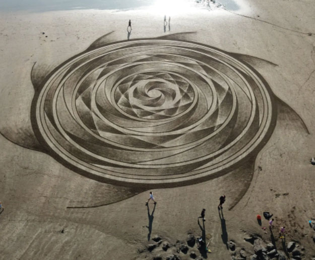 Picture 4 of 'Sand witch' is passionate about creating many beautiful pictures on the beach