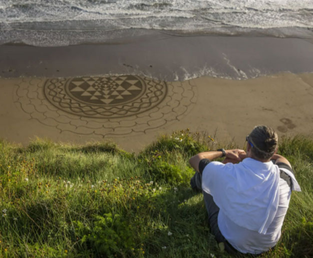 Picture 6 of 'Sand witch' is passionate about creating many beautiful pictures on the beach