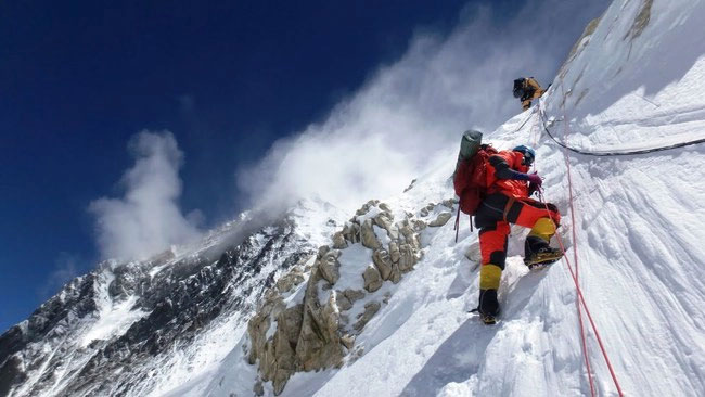 Picture 4 of Scary things that happen to the human body in the 'death zone' of Mount Everest