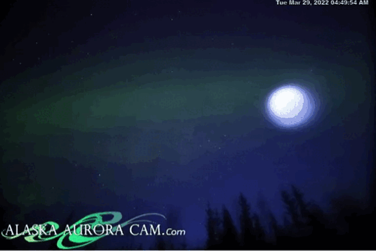 Science deciphers the phenomenon of glowing UFOs, plunging into the sky in Alaska Picture 1
