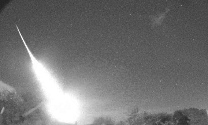 Scientists urge people to find 0.5kg of meteorite that fell in the UK Picture 1