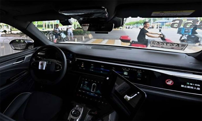 Picture 1 of Self-driving taxis raise concerns in China.