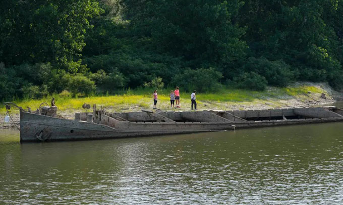 Shipwreck on the bottom of the river was discovered due to a record drought Picture 1