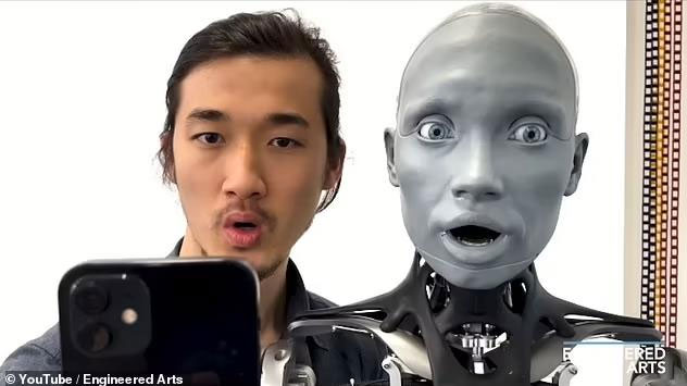 Picture 2 of Shudder to see the world's most humanoid robot imitate the behavior of a scientist