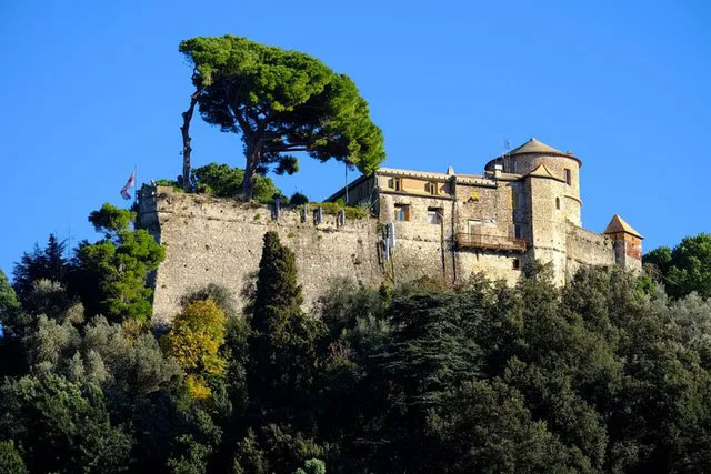 Small fishing village in Italy is known as the 'hidden of the rich': What's so attractive? Picture 4