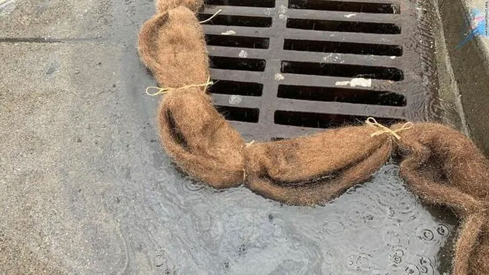 Picture 2 of Solution to prevent oil pollution with human hair