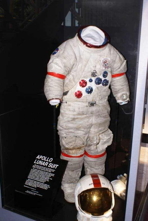Picture 3 of Spaceship Out of Control! What If You Were Forced to Parachute in Space?