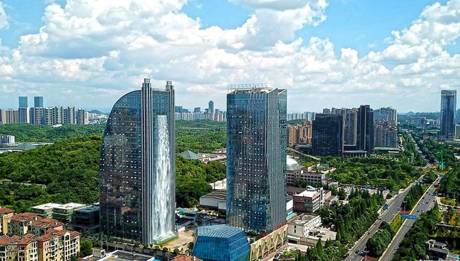 Picture 1 of Spectacular artificial waterfall in the heart of a city in China