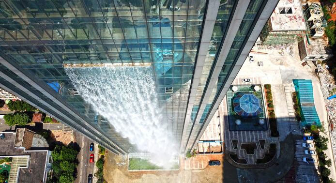 Picture 6 of Spectacular artificial waterfall in the heart of a city in China