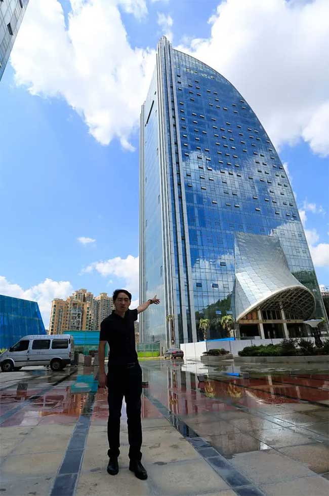 Picture 7 of Spectacular artificial waterfall in the heart of a city in China