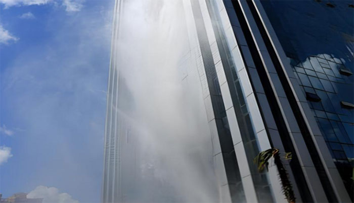 Picture 8 of Spectacular artificial waterfall in the heart of a city in China