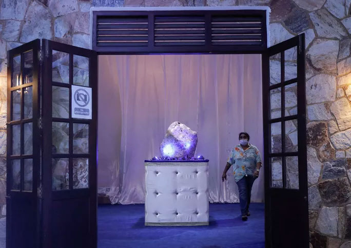 Sri Lanka found a 'huge' sapphire stone weighing more than 300kg Picture 1