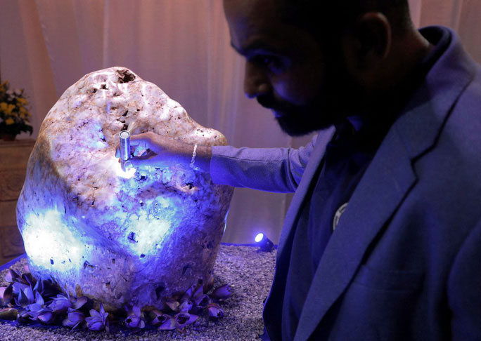 Sri Lanka found a 'huge' sapphire stone weighing more than 300kg Picture 2