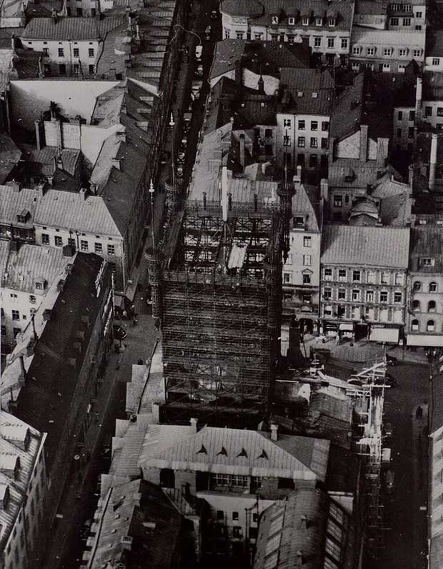 Stockholm telephone tower: 'Heaven la earth hammock' in the heart of Stockholm, Sweden Picture 9