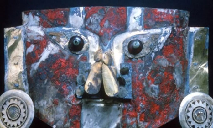 Picture 1 of Strange blood stains on the 1,000-year-old gold mask
