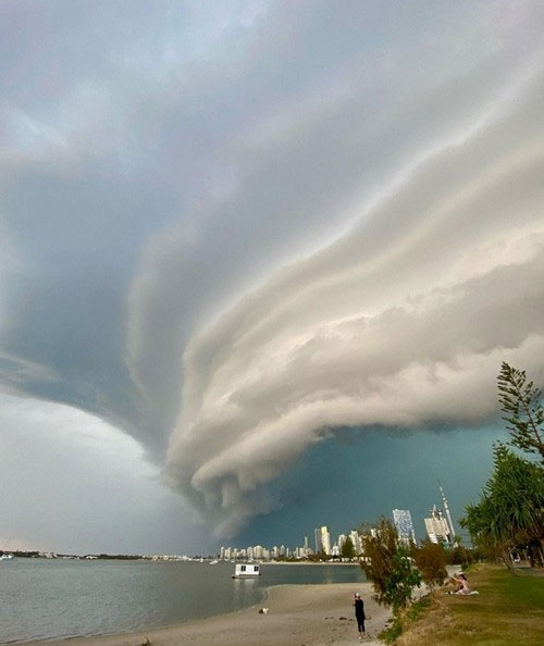 Picture 3 of Strange cloud looks like 'alien mother ship', why should we take shelter immediately?