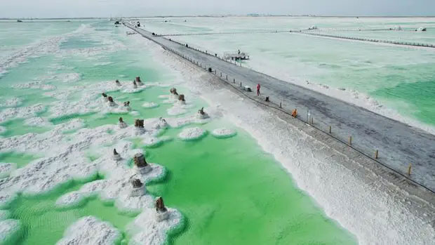 Picture 1 of Strange lake in China: Where salt crystallizes into gems, planes can land, trains can pass