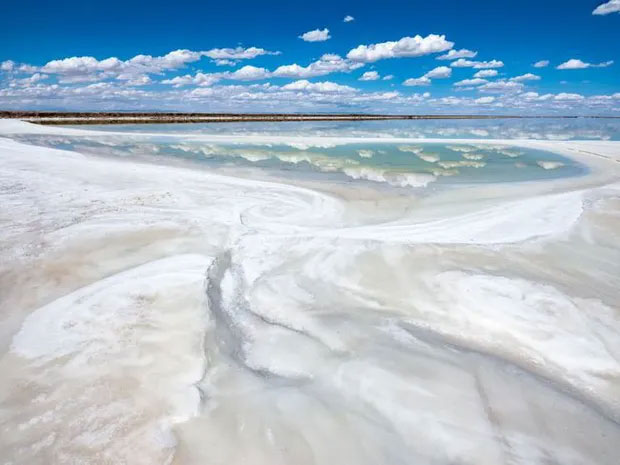 Picture 6 of Strange lake in China: Where salt crystallizes into gems, planes can land, trains can pass