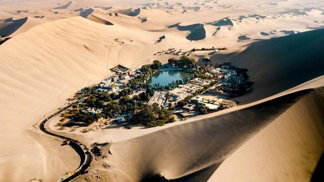 Picture 1 of Strange oasis in the heart of the desert: It doesn't rain all year round, but the temperature is only 25-30 degrees Celsius, there is a 'panacea' lake