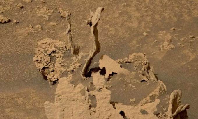 Picture 1 of Strange spikes on Mars