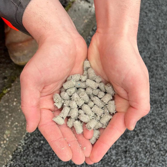 Strange story in the world: Using more than 100,000 diapers to pave the highway Picture 2