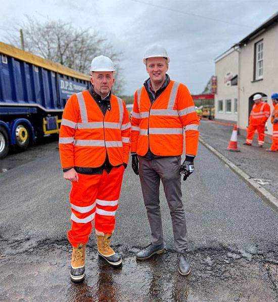 Strange story in the world: Using more than 100,000 diapers to pave the highway Picture 4