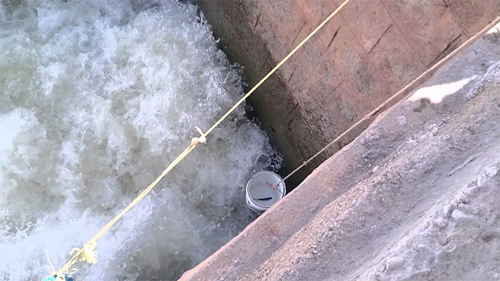 Picture 1 of Strange way of catching fish: Dropping a bucket at the foot of the bridge with fast-flowing water, the group of people harvested unexpectedly