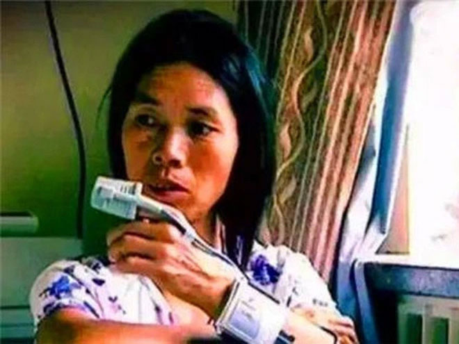 Picture 1 of Strange woman who hasn't slept for... 40 years