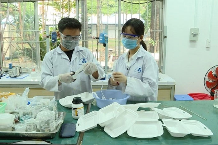 Picture 2 of Students invent a recipe to 'turn' plastic waste into lightweight, high-strength bricks