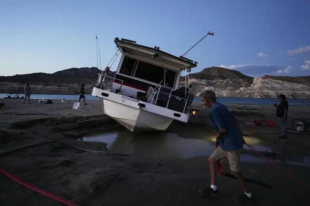 Picture 1 of Super drought in the US: The lake surface is cracked, the bottom of the fish is dry, creating a surreal scene