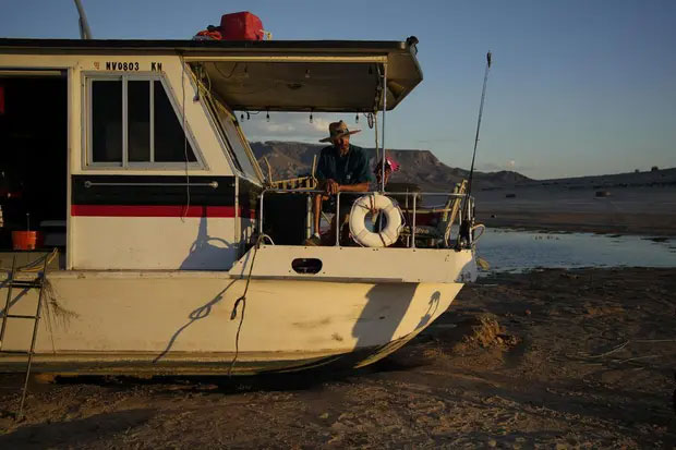 Picture 3 of Super drought in the US: The lake surface is cracked, the bottom of the fish is dry, creating a surreal scene