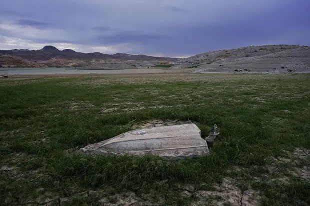 Picture 4 of Super drought in the US: The lake surface is cracked, the bottom of the fish is dry, creating a surreal scene