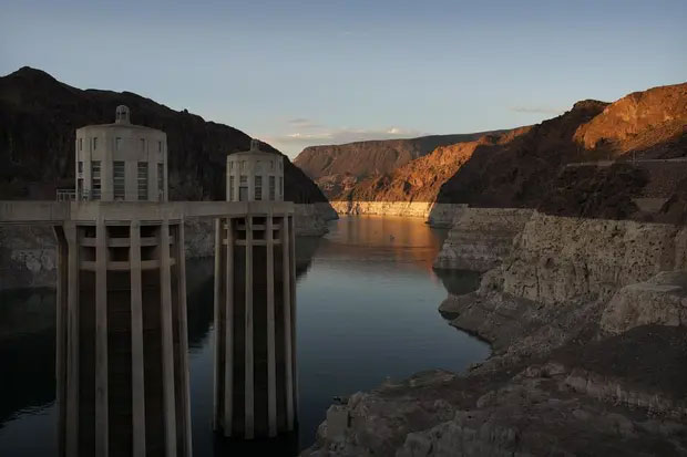 Picture 7 of Super drought in the US: The lake surface is cracked, the bottom of the fish is dry, creating a surreal scene