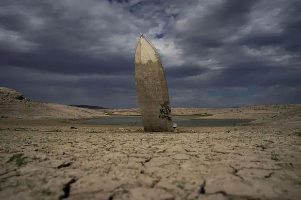 Picture 9 of Super drought in the US: The lake surface is cracked, the bottom of the fish is dry, creating a surreal scene