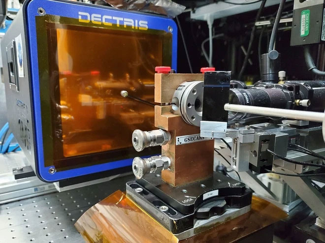 Picture 3 of Super-ionic ice is both black and hot: Strange state of water may exist in a planet's core