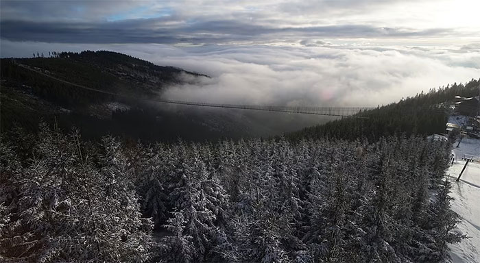 Take a look at the world's longest suspension bridge spanning a deep valley Picture 4