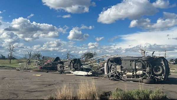Picture 1 of Terrifying tornado video causes a house to 'discolor' in just a moment