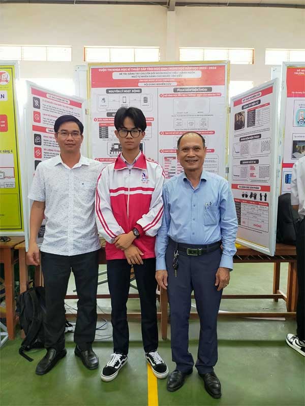 Picture 4 of The 11th grade student and his AI gloves translate and help people with disabilities