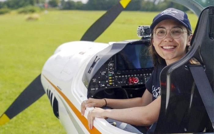 Picture 1 of The 19-year-old girl is about to fly a plane around the world