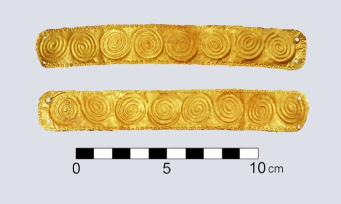 Picture 1 of The 3,300-year-old tomb is filled with gold jewelry and precious stones