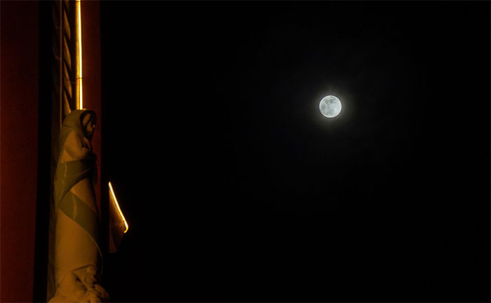 Picture 10 of The biggest supermoon of the year lights up the sky across the country