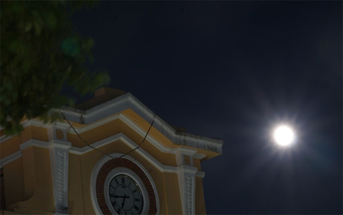 Picture 11 of The biggest supermoon of the year lights up the sky across the country