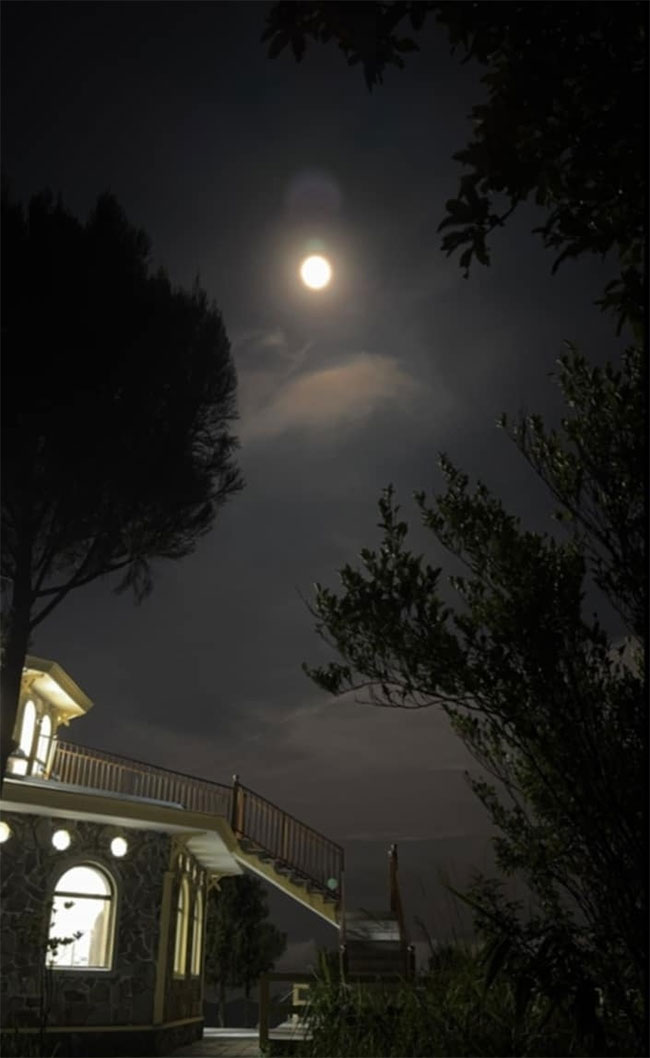 Picture 12 of The biggest supermoon of the year lights up the sky across the country