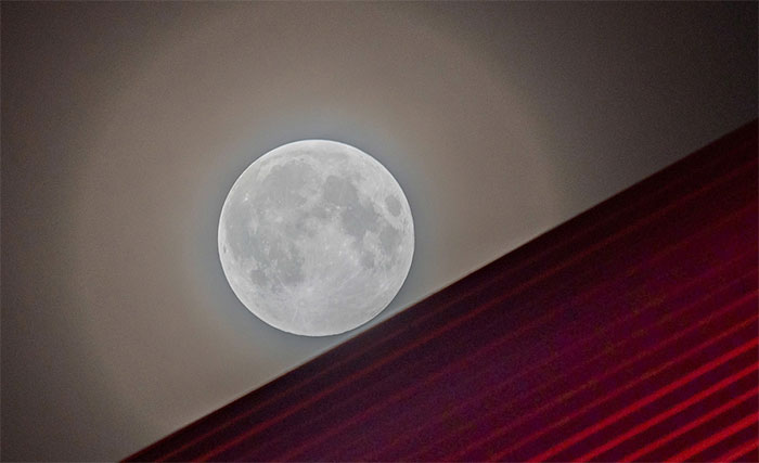Picture 7 of The biggest supermoon of the year lights up the sky across the country