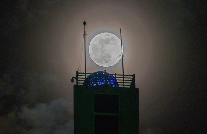 Picture 9 of The biggest supermoon of the year lights up the sky across the country