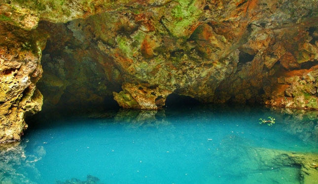 Picture 1 of The blue lake known as the 'long palace' in China hides the secret of an ancient and backward custom