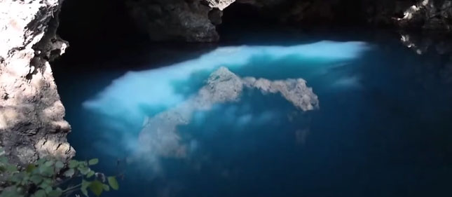 Picture 2 of The blue lake known as the 'long palace' in China hides the secret of an ancient and backward custom